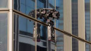 【久々の登場!高層ビルのガラス清掃ロボット】人間の10倍のスピードの小型AIロボット