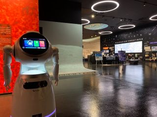 【AI案内ロボット】東京ドームシティ「宇宙ミュージアムTeNQ」の「Cruzr(クルーザー)」:IGP ROBOTICS